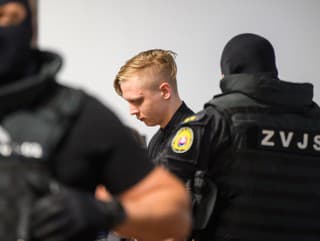 Obžalovaný Samuel Straško prichádza