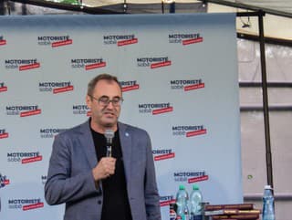 Na snímke zľava trojka
