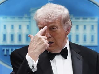 ONLINE Trump si servítku
