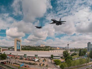 Stíhačky F-16 nad Bratislavou