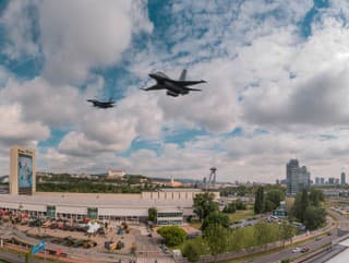 Stíhačky F-16 nad Bratislavou