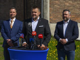 Na snímke zľava zástupca