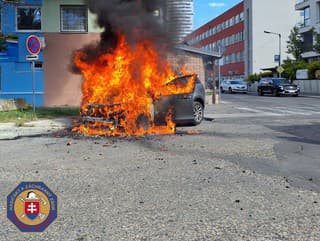 V Petržalke začalo horieť