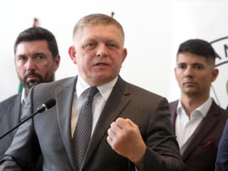 Na snímke zľava minister