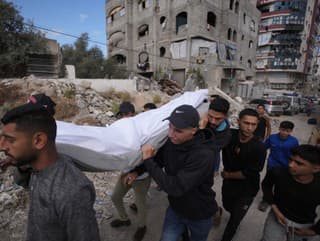 Palestínčania nesú telo osoby,