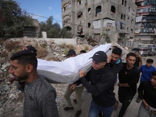 Palestínčania nesú telo osoby,