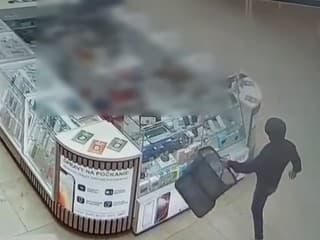 Muž poškodil vitríny v