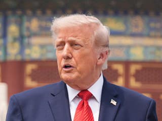 Prezident Donald Trump (vľavo)