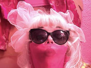 Angelyne si rada zahaľuje