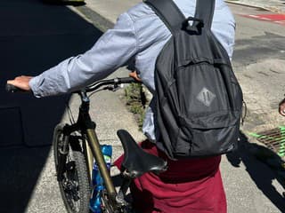 Kradnúť bicykle a kolobežky