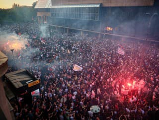 Protivládni demonštranti zapaľujú svetlice