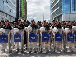 Policajti prichádzajú do sídla