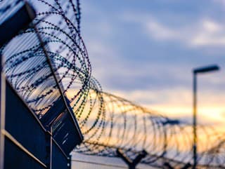 Väzni obsadili strechu väznice