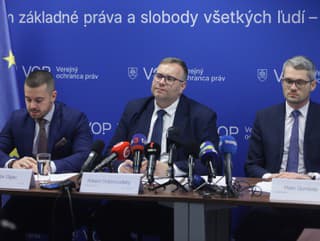 Zľava hovorca verejného ochrancu
