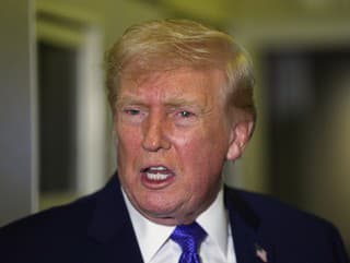 Trump sa tvrdo pustil