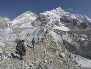 Everest praská vo švíkoch,