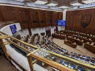 Parlament pokračuje v riadnej