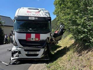 Hasiči zasahujú pri dopravnej