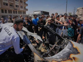 Palestínčania kontrolujú vozidlo zasiahnuté