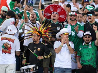 Mexickí futbaloví fanúšikovia povzbudzujú
