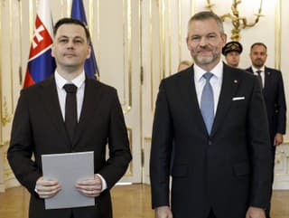 Na snímke sprava prezident