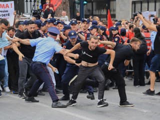 Albánskom otriasajú protesty: Zať