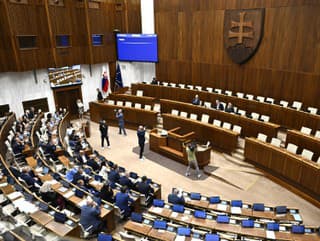 Poslanci začali 9. rokovací