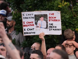 Ľudia protestujú pred policajnou