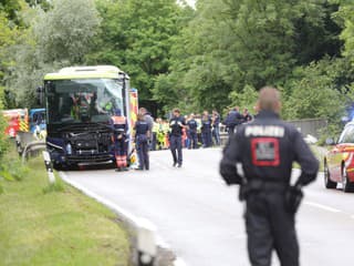 Autobus so školákmi havaroval