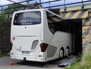 Zaseknutý autobus pod viaduktem