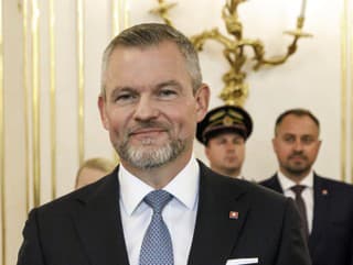 Na snímke sprava prezident