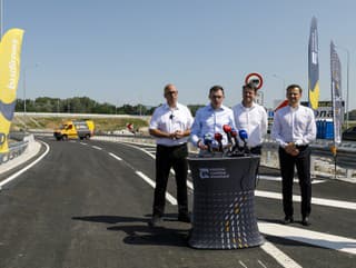 Zľava minister dopravy SR