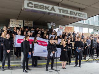 Tisícky ľudí v Prahe