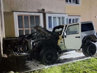 Požiar dvoch vozidiel v