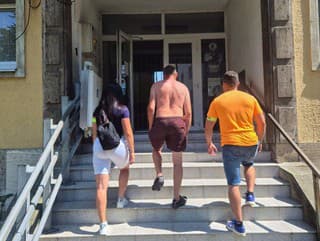 Cudzinec rozbil výklad a