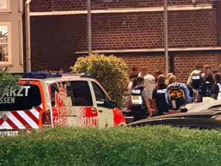 Na snímke policajti a