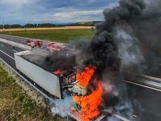 Horiaci kamión zablokoval R4: