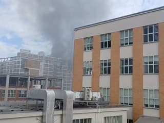 Obrovský požiar skladu známej