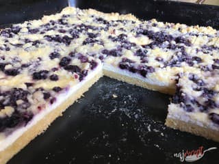 Jednoduchý tvarohovo čučoriedkový koláč