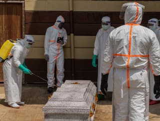 Ebola naberá na sile,