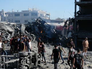 Palestínčania sa zhromažďujú okolo