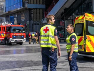 Záchranári a policajti zasahujú