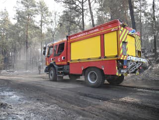 Hasičské auto v lese