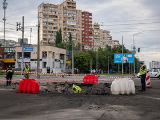 Sapér skúma miesto dopadu