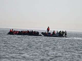 Loď plná migrantov sa