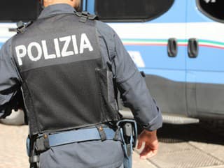 Muž zomrel počas policajnej