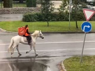 Kurérka v Rusku presedlala