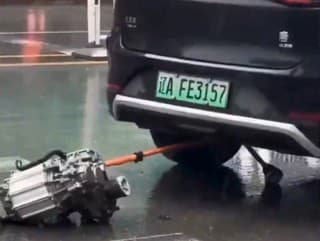 Elektromobilu vypadol motor na
