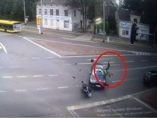 Motocyklistu vymrštilo do vzduchu.