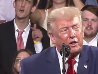 Muž za chrbtom Trumpa